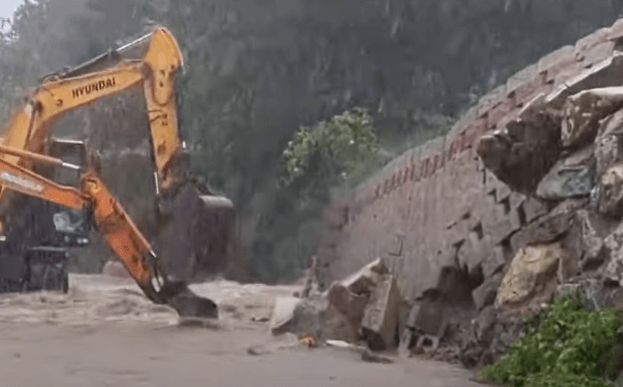 태풍피해재난지원금 - 현장 복구 작업 - 포크레인