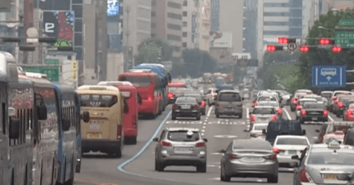 운전 중인 차량 들