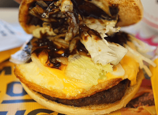 노브랜드 짜장버거 내용물 - 샐러드, 소스